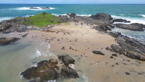 Rocas-Y-Promontorio-Arenoso-Cerca-De-La-Playa-Sawtell-En-Nueva-Gales-Del-Sur,-Australia