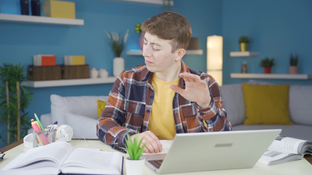un estudiante con una puntuación baja en los exámenes. triste y estresado.