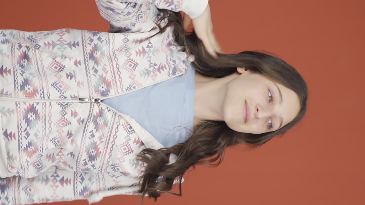 매력적인 젊은 여성의 수직 비디오.