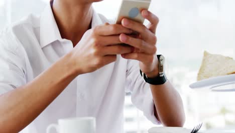 Business-man-texting-and-waiting-his-lunch-