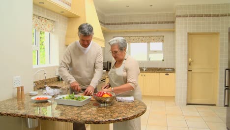 Pareja-Madura-Cocinando-Juntos