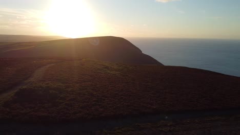 Increíbles-Imágenes-De-Drones-Aéreos-Al-Atardecer-En-Un-Páramo-Con-Una-Ruta-Turística-Para-Excursionistas-Y-Fondo-Oceánico-En-North-Devon,-Reino-Unido,-4k