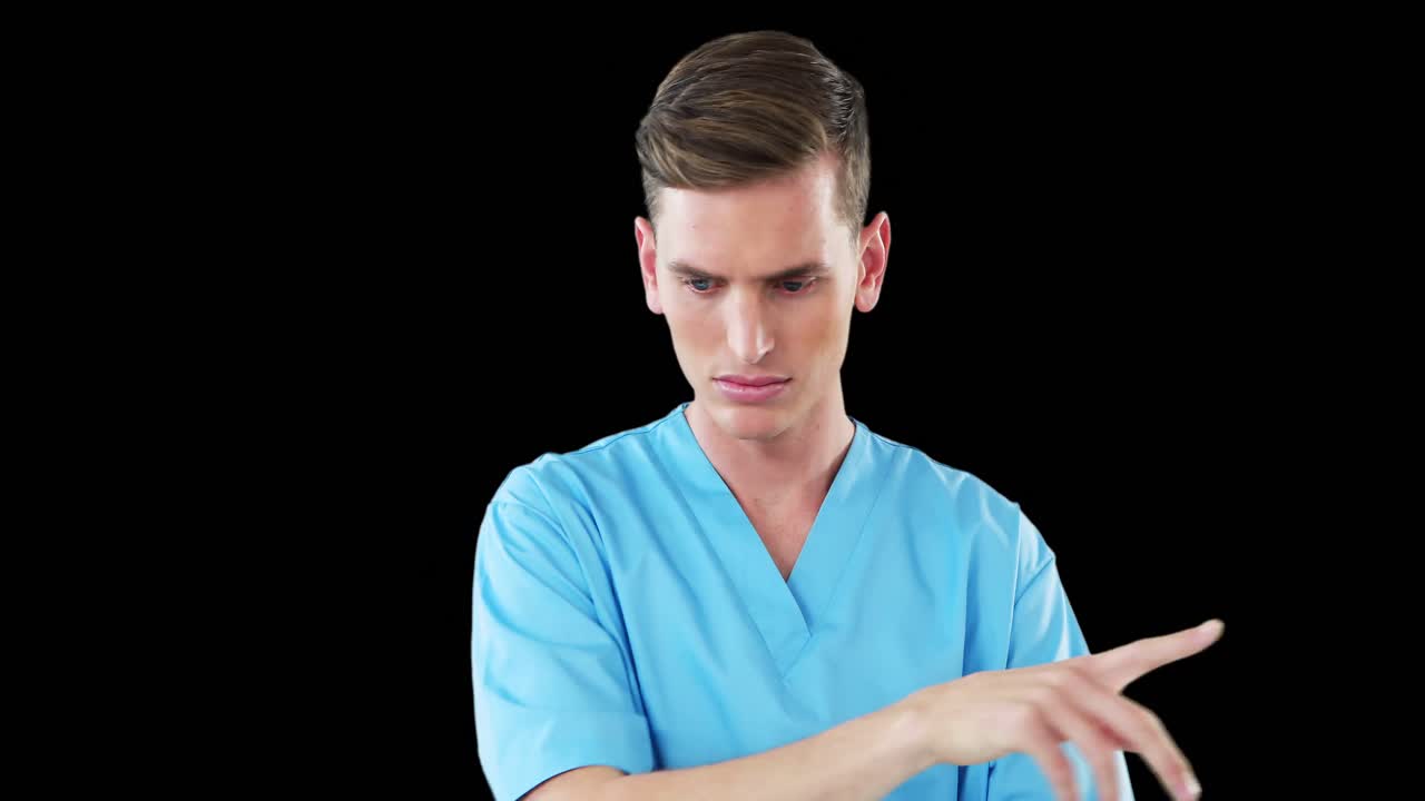 디지털 스크린을 사용하는 외과 의사