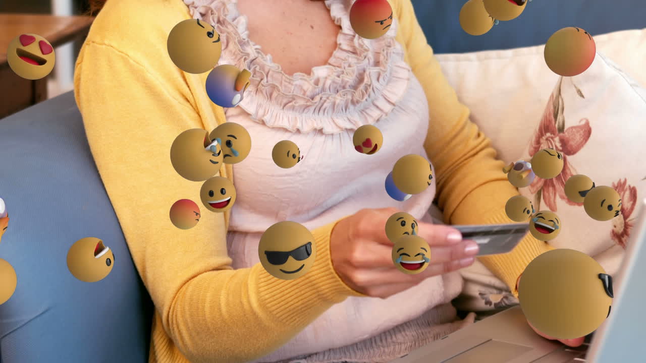 사회적 거리를 유지하는 백인 여성이 집에서 온라인으로 구매하고 있습니다.