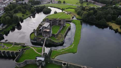 Castillo-Medieval-De-Caerphilly-En-Gales-Del-Sur,-Reino-Unido,-Vista-Aérea