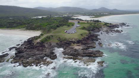 Las-Olas-Del-Mar-Rompiendo-En-La-Costa-Rocosa-Y-La-Playa-En-Hastings-Point,-Nsw,-Australia