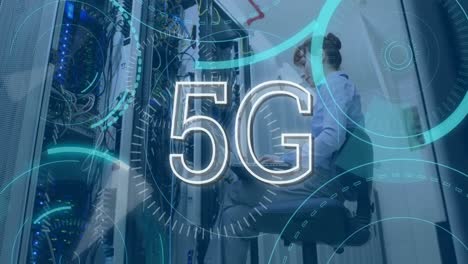 Frau-überprüft-Einen-Server-Und-5g-Geschrieben-In-Der-Mitte-Eines-Futuristischen-Kreises-4k