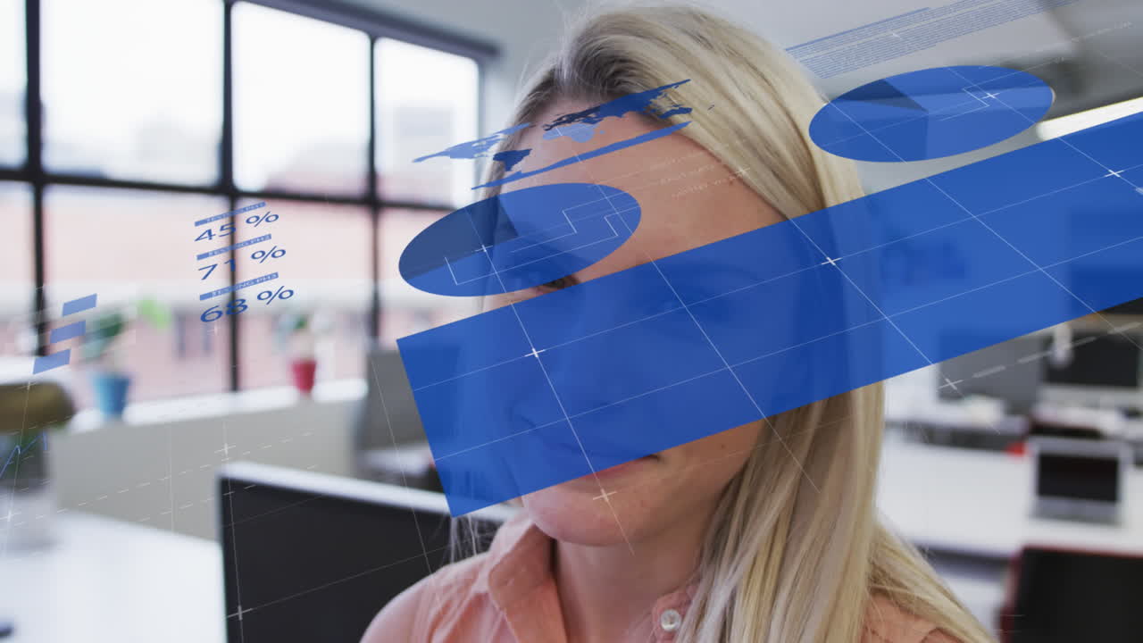 animación de la interfaz infográfica sobre el retrato de una hermosa mujer caucásica de pie en la oficina