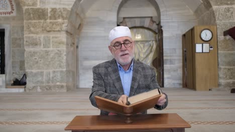 Mann-Respektiert-Al-Quran