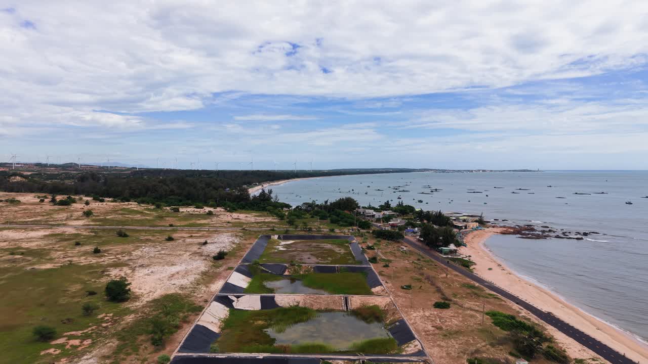 Toma aérea que se aleja (revelación) de la granja cerca de la playa en Bình Thuận (Vietnam)