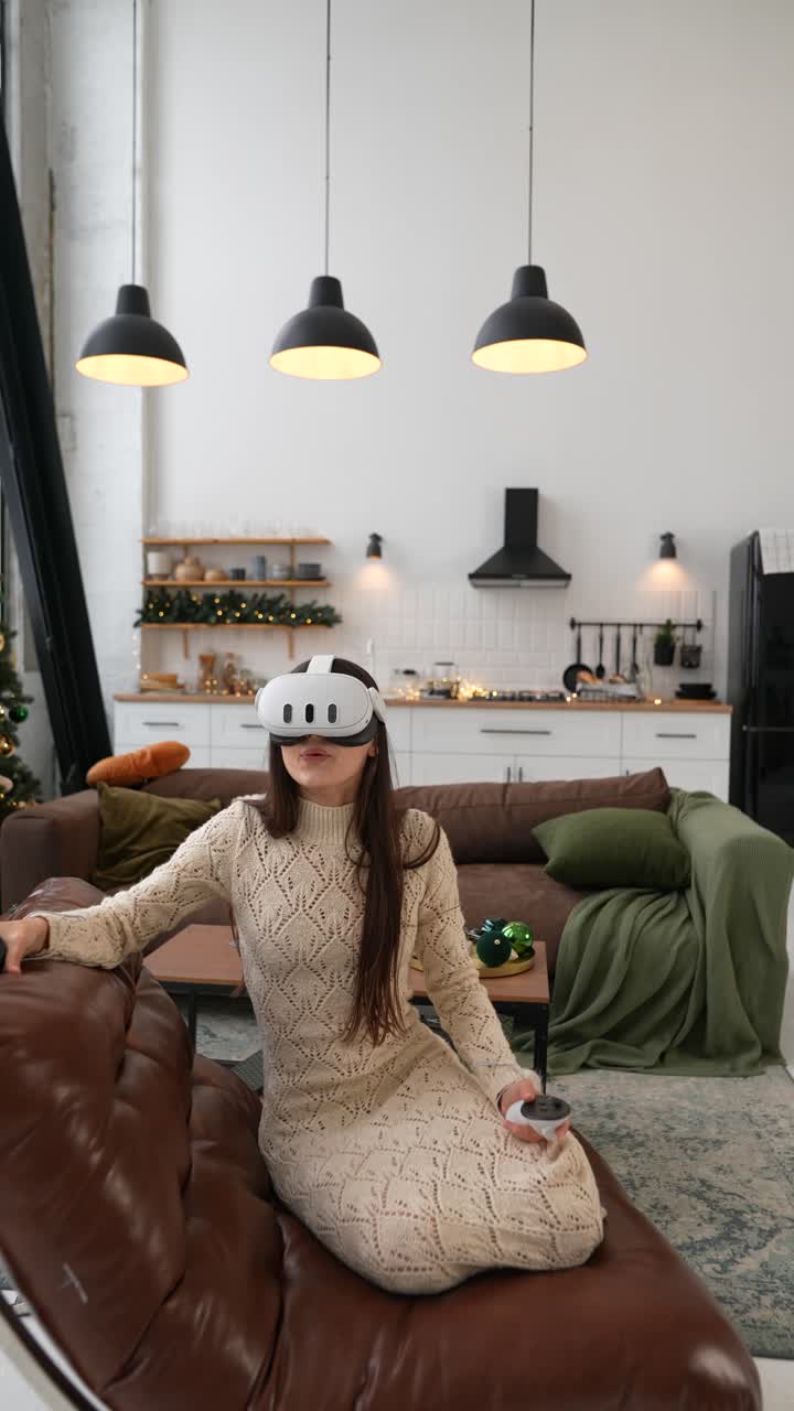 mujer con auriculares vr en una sala de estar moderna, decoraciones de navidad