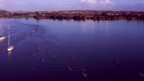 Tourist-Kayaking-On-The-Calm-Lake-At-Early-Morning-In-Auckland,-New-Zealand