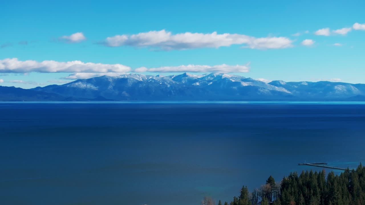 멀리 산과 함께 타호 호수의  ⁇ 을 확대했습니다.