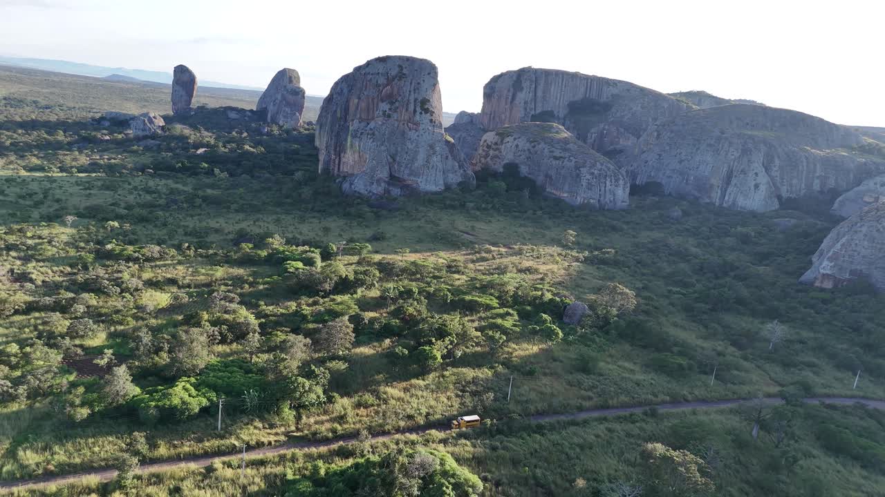 Sobrevôo cinematográfico da topografia vulcânica acidentada em Pedras Negras, um marco geológico monumental no sul da África, drone sobre monólitos de pedra vulcânica de Pedras Negras, Angola