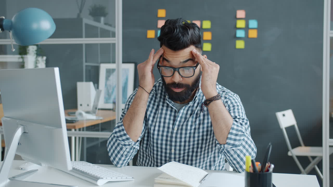 hombre de negocios estresado en la oficina