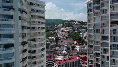 Toma-Aérea-De-Pedestal-De-Drones-De-La-Ciudad-De-Acapulco-México-En-El-Día,-Gran-Angular