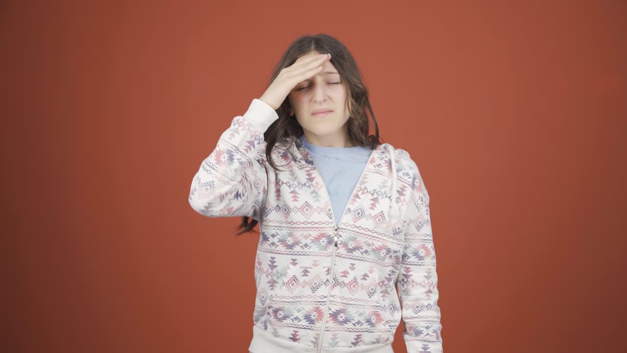 편두통을  ⁇ 고 있는 젊은 여성이 통증을 경험하고 있습니다.