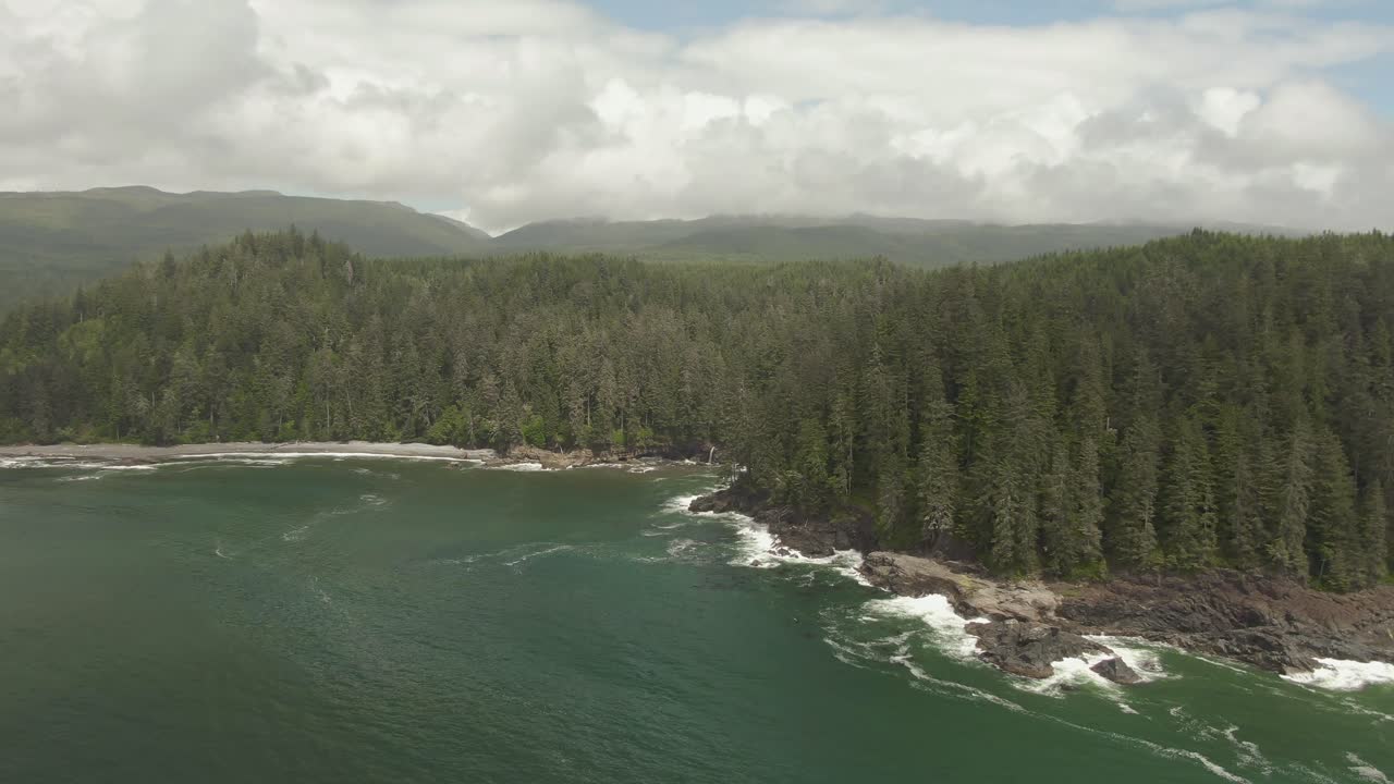 hermosa vista panorámica aérea de la costa rocosa del océano pacífico en el sur de la isla de vancouver durante un día soleado de verano