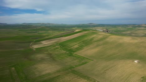 Paisaje-Verde-Con-Impresionantes-Campos-Filmados-En-La-Hermosa-Provincia-De-Basilicata-En-El-Sur-De-Italia-5