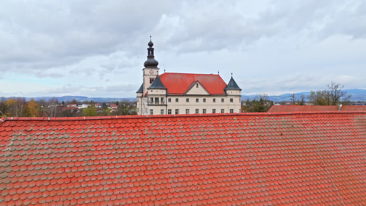 volando hacia el edificio schloss hartheim en el municipio de alkoven, alta austria