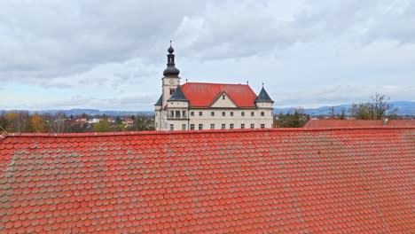 Volando-Hacia-El-Edificio-Schloss-Hartheim-En-El-Municipio-De-Alkoven,-Alta-Austria