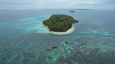 Aerial-view-of-Zapatilla-Cay-in-Bocas-del-Toro,-Panama_4K