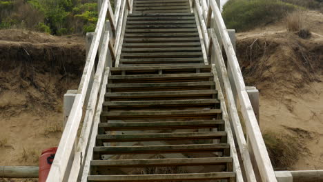 escalera de madera de playa que conduce a la salida