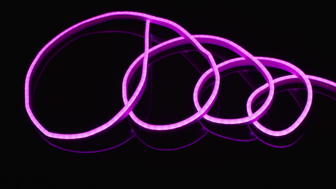 Animatie van roze neonlichten die een spiraal vormen op een zwarte achtergrond.