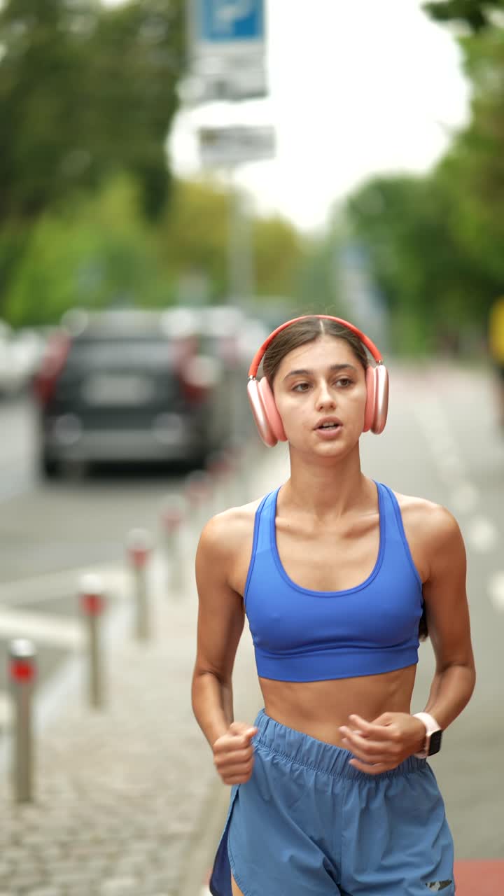 mujer corriendo al aire libre