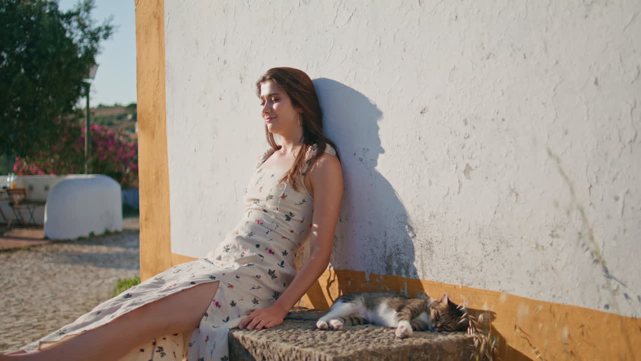 modelo perezoso disfrutando de la siesta cerca del gato dormido en el banco. mujer despreocupada relajándose