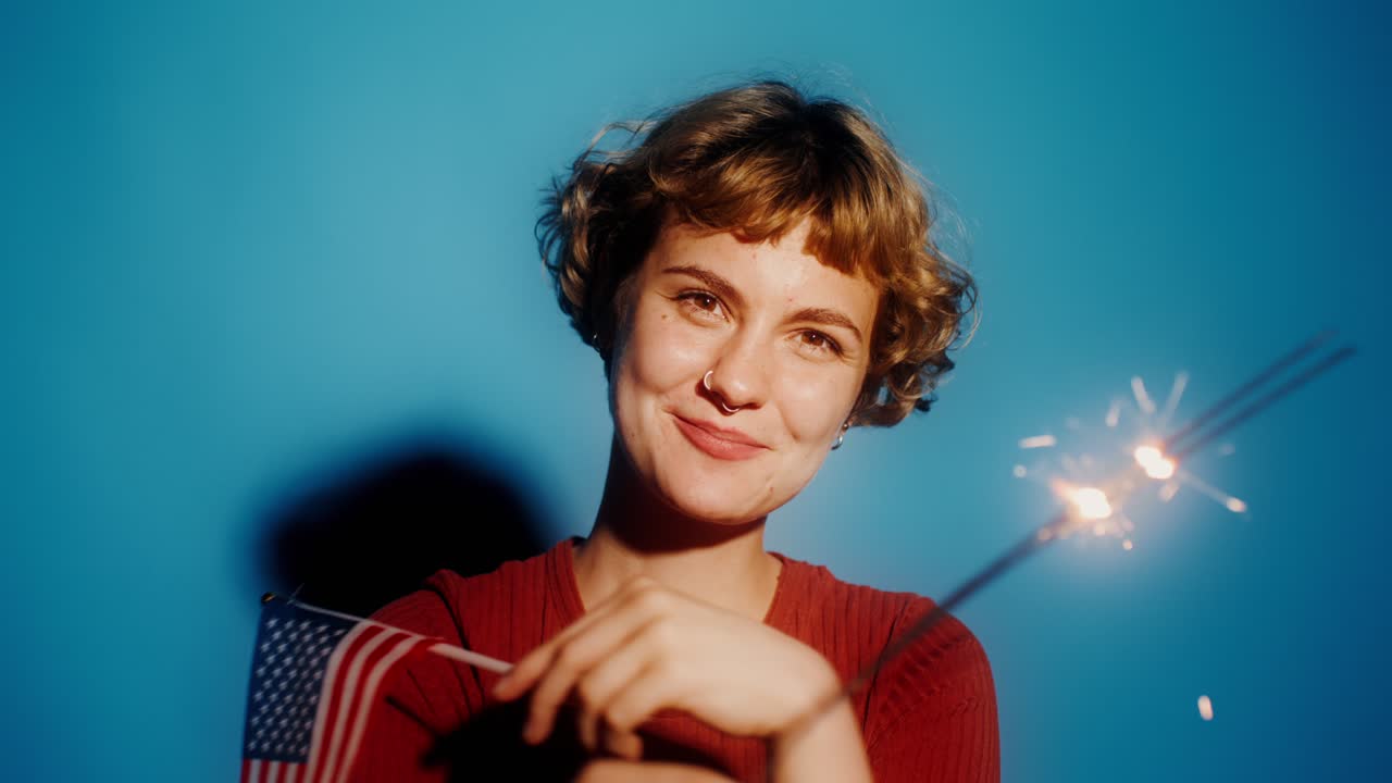 미국 발과 스파클러를 들고 축하하는 여성