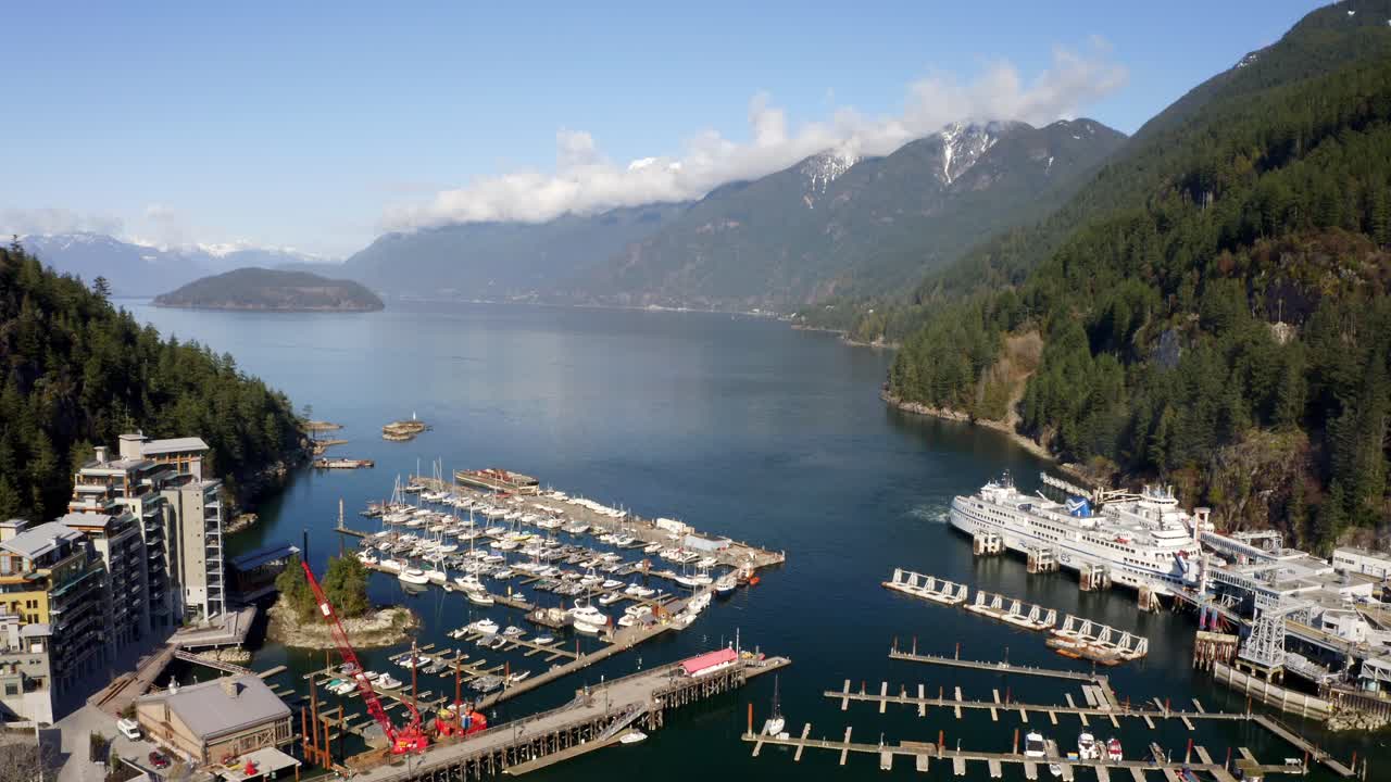캐나다 서부 밴쿠버 호스슈 베이의 산악 지역 사이에 자리잡은 세웰 마리나 공공 계류장과 bc 페리 항구