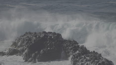 poderosas olas chocando contra la costa rocosa