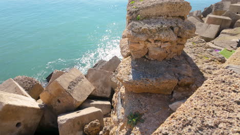 Rocas-A-Lo-Largo-De-Malecones-Del-Campo-Del-Sur-En-Andalucía,-Cádiz,-España