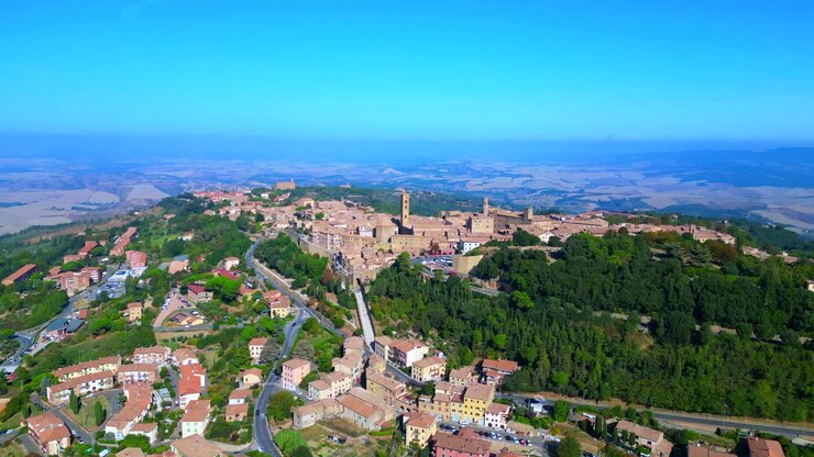 Splendido volo aereo con vista dall'alto di Volterra, città collinare medievale in Toscana, mura cittadine, Italia, Toscana.
