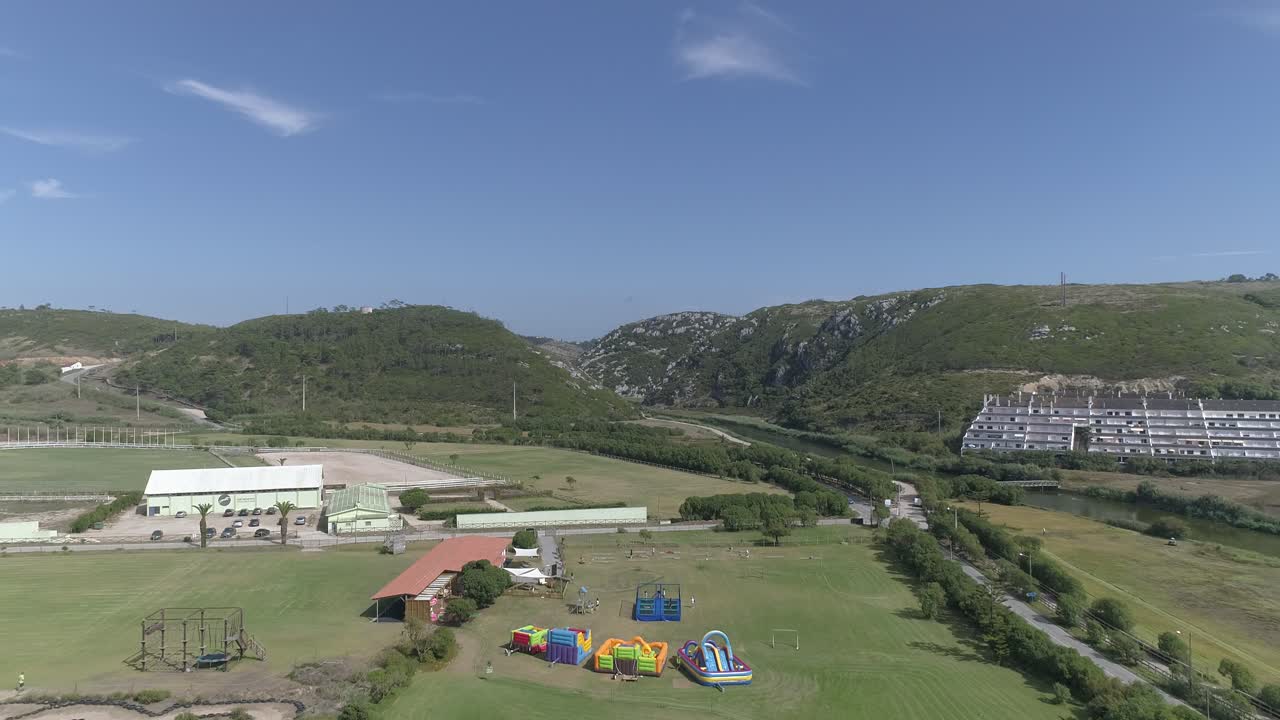 volando sobre campos verdes y camión viajando por la carretera junto al río