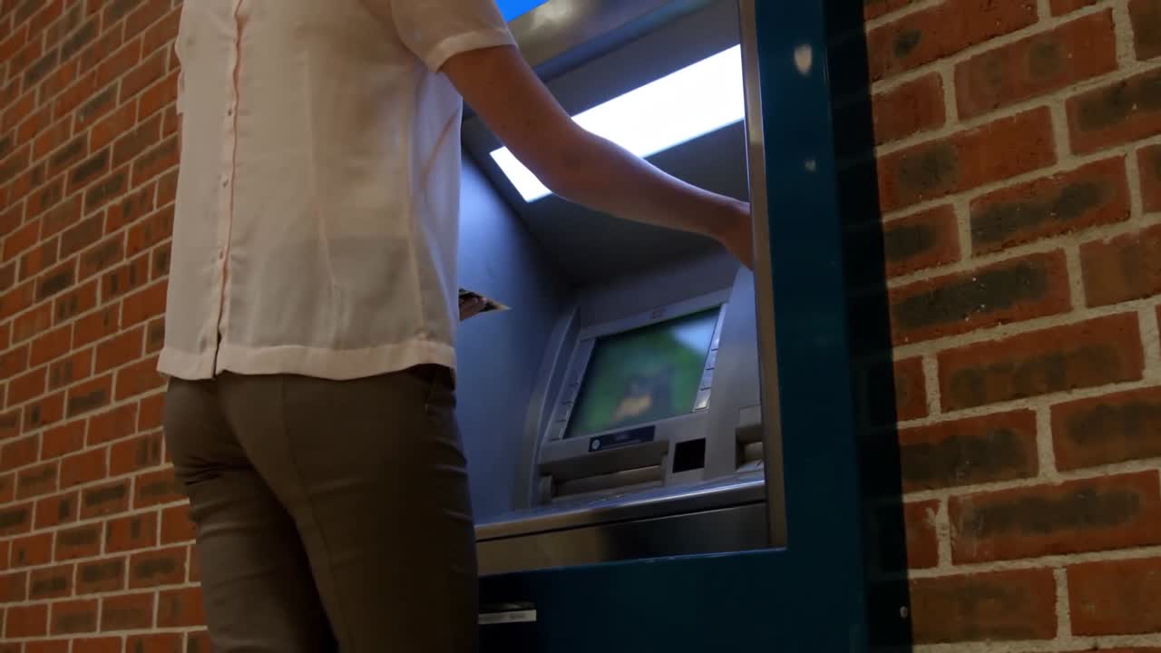 mujer joven tomando dinero