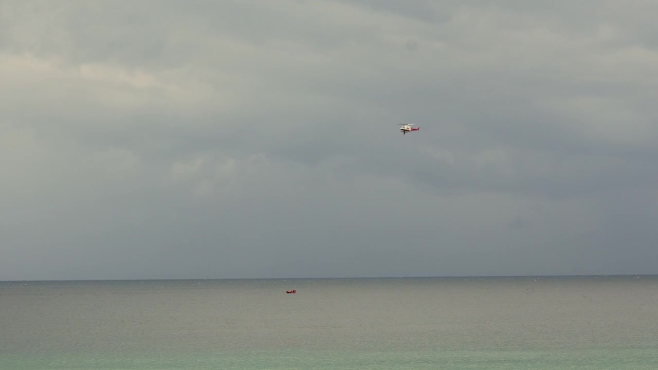 Redningshelikopter og båd under en maritim øvelse i Santander, Spanien