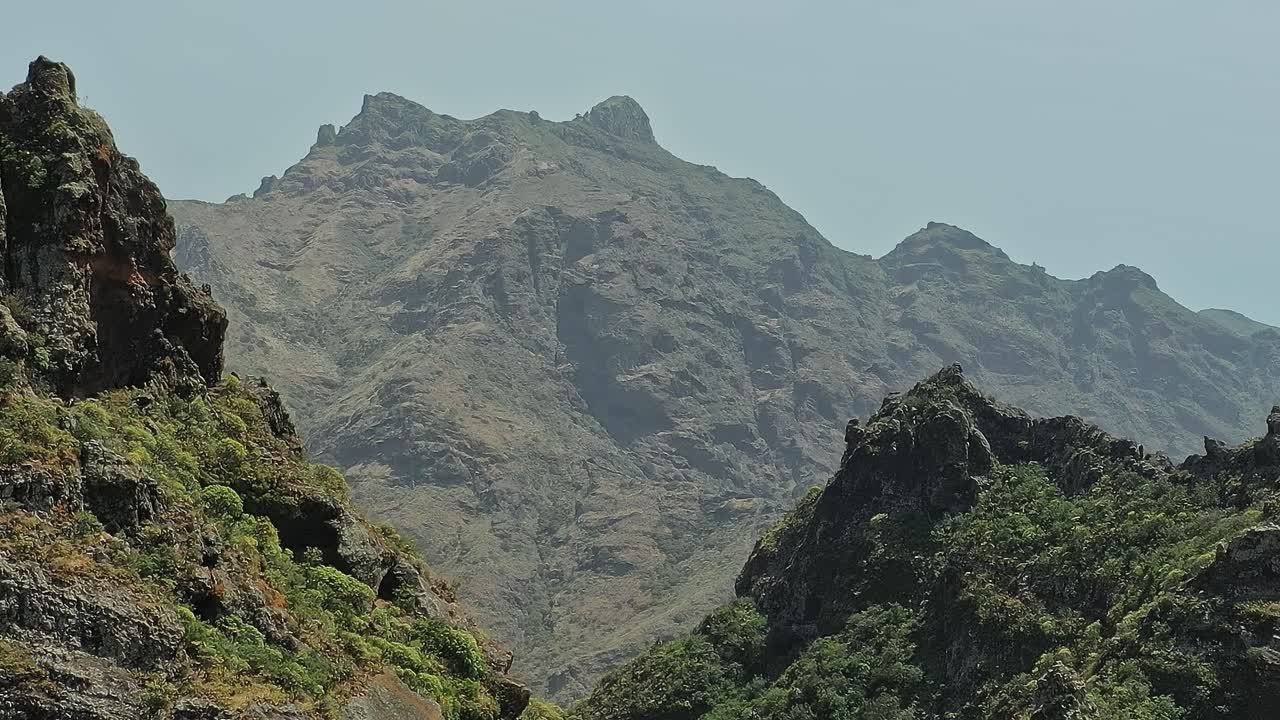 Esplora le montagne di Tenerife, in Spagna, in una giornata di sole nella natura