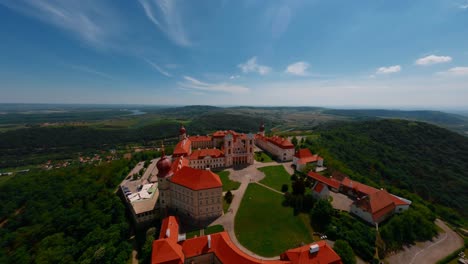 Fpv-überholschuss-Des-Heiligen-Göttweig-Klosters-Kloster-Befindet-Sich-Oben-Auf-Einem-Hügel,-Krems,-österreich