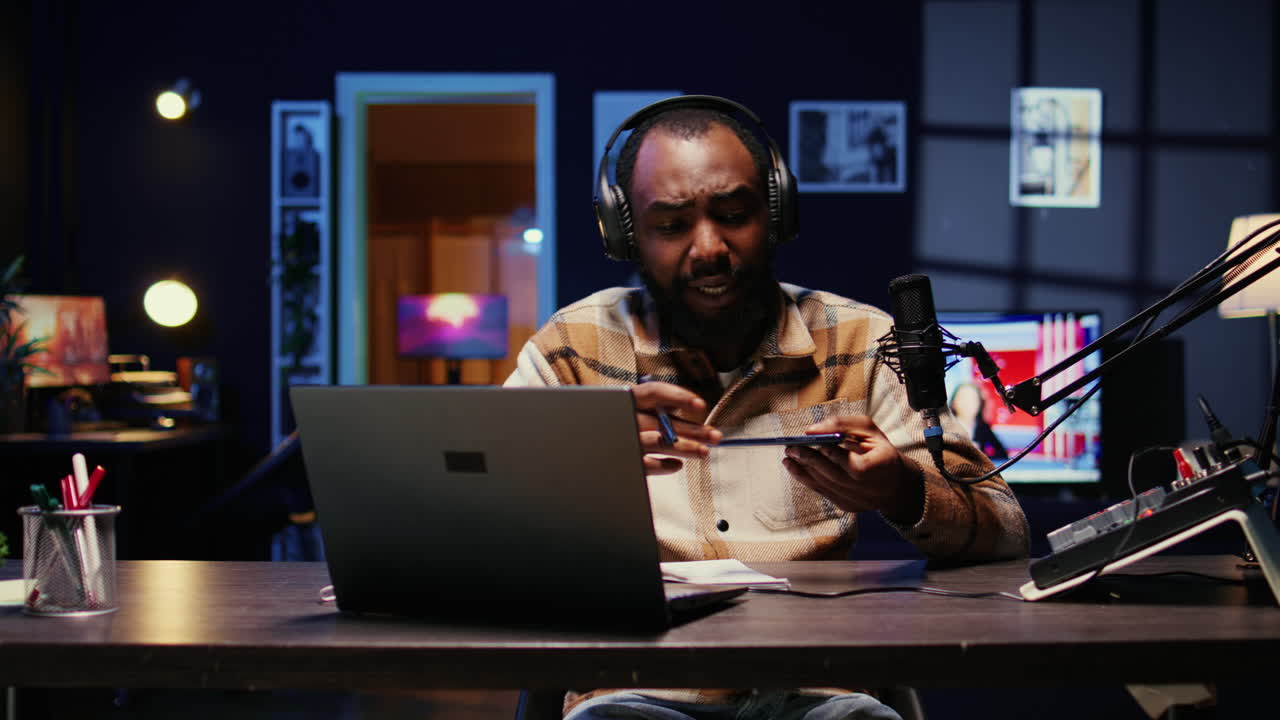 influencer entretenido filmando canal de tecnología vlog usando cámara profesional