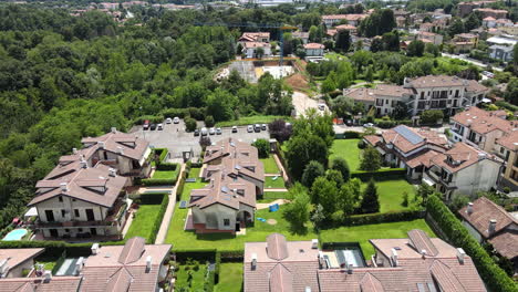 Malerischer-Blick-Auf-Reihenhäuser-Mit-Grünen-Gärten-An-Einem-Sonnigen-Sommertag-In-Norditalien---Drohnenaufnahme-Aus-Der-Luft