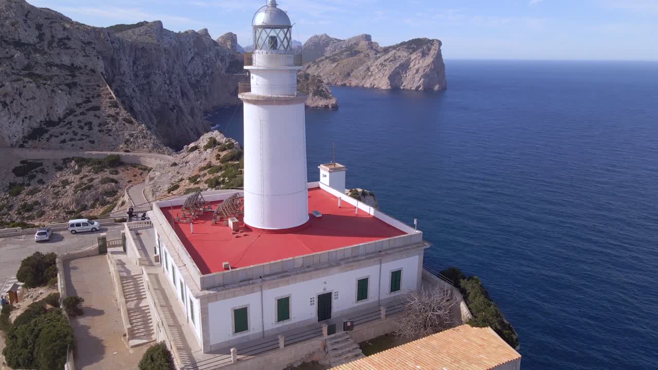 descubra la impresionante belleza del faro de cap formentor, situado en los acantilados con vistas al mar mediterráneo. disfrute de vistas panorámicas de la costa de mallorca y las vibrantes aguas azules.