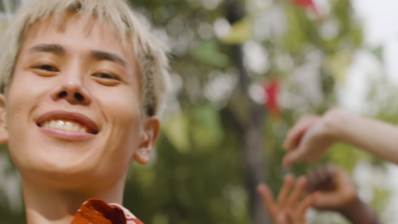 야외 음악 축제에서 친구들