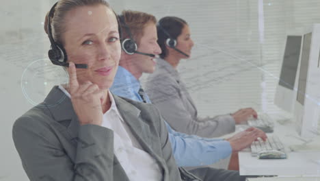animación del procesamiento de datos sobre personas de negocios que usan auriculares telefónicos