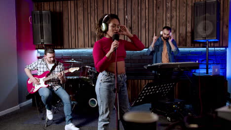 grupo musical en el estudio