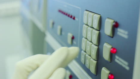 Wissenschaftler-Im-Weißen-Handschuh-Klickt-Auf-Hardware-Tasten-Der-Ausrüstung