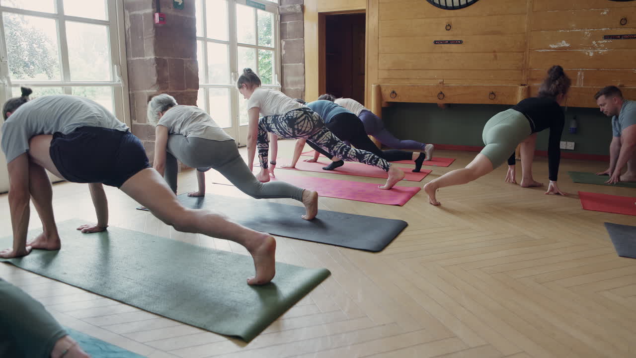 clase de yoga en curso