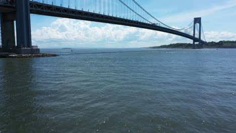 Una-Vista-De-ángulo-Bajo-De-Un-Dron-Sobre-La-Bahía-De-Nueva-York