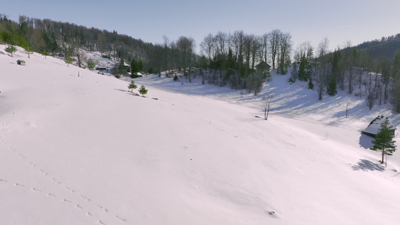 Baite di montagna remote in un sereno paesaggio invernale